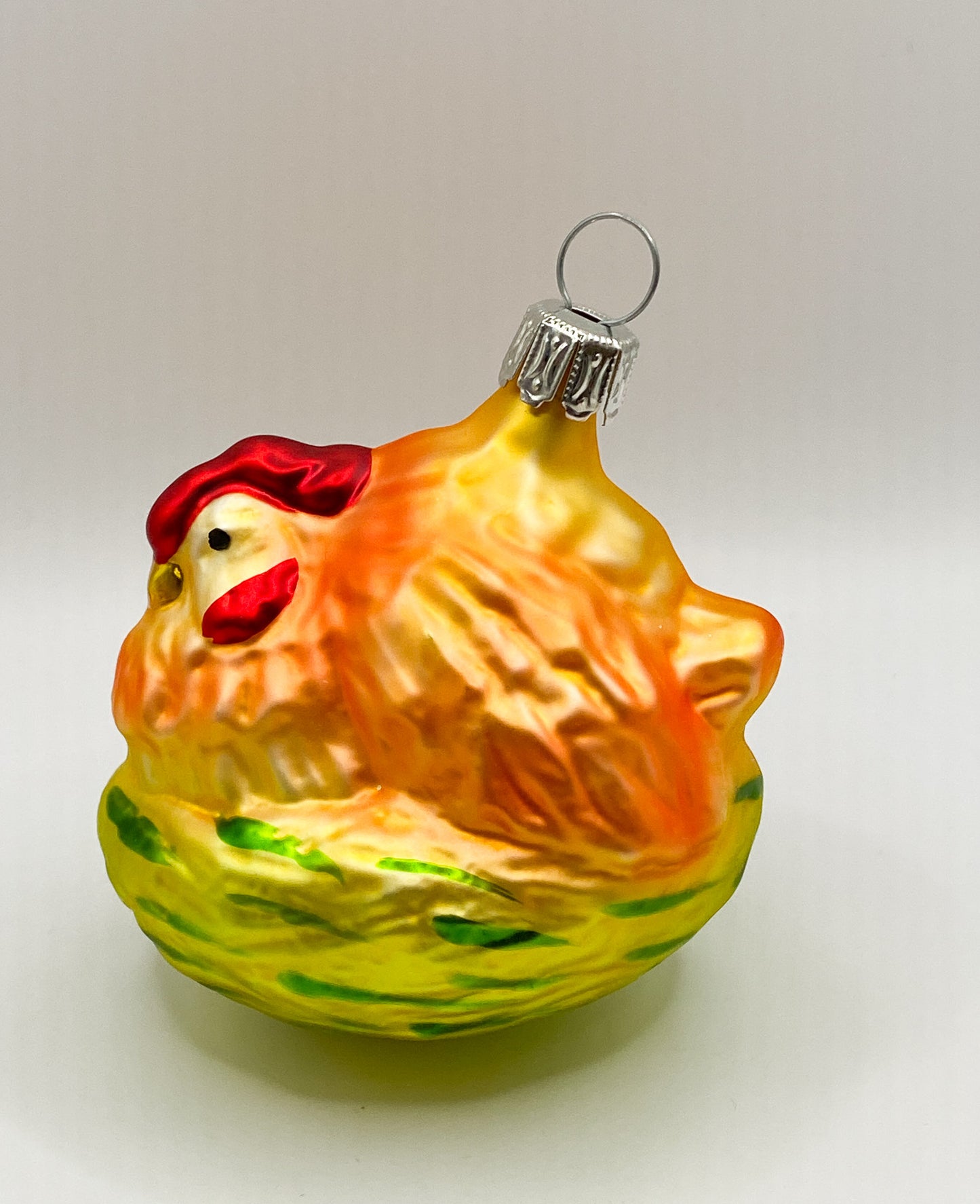 Oranges Huhn sitzt im Nest