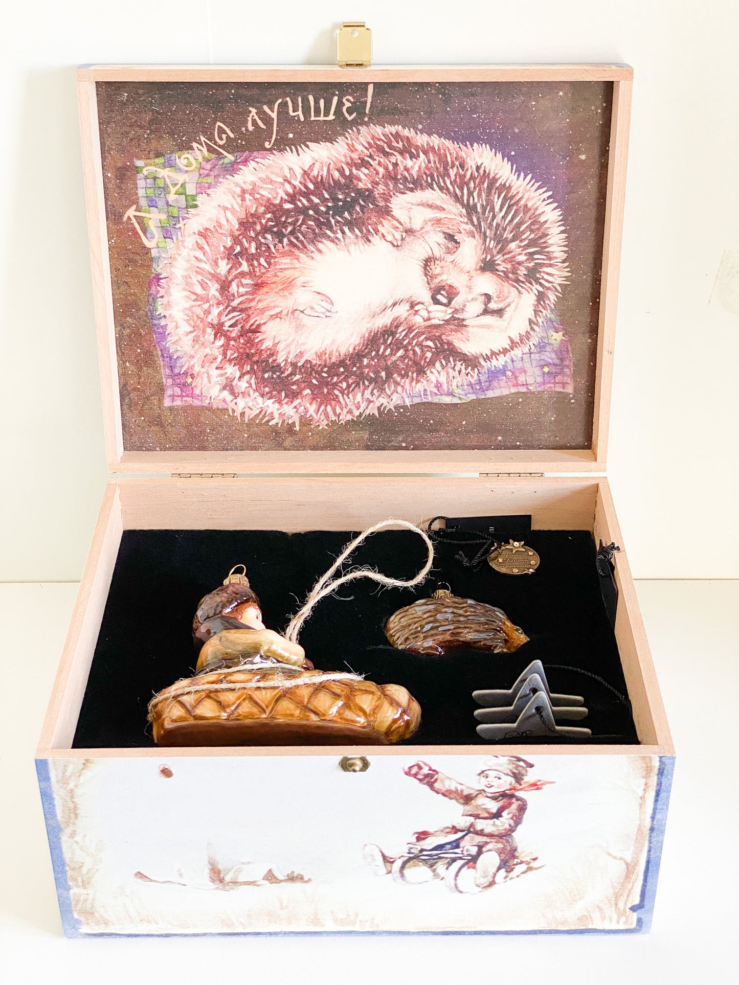 Two children in a hedgehog sleigh, set of 2, in a wooden box
