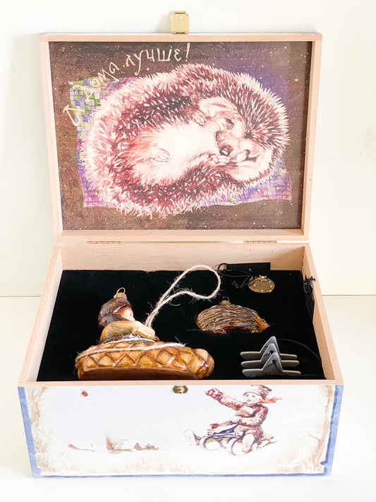Two children in a hedgehog sleigh, set of 2, in a wooden box