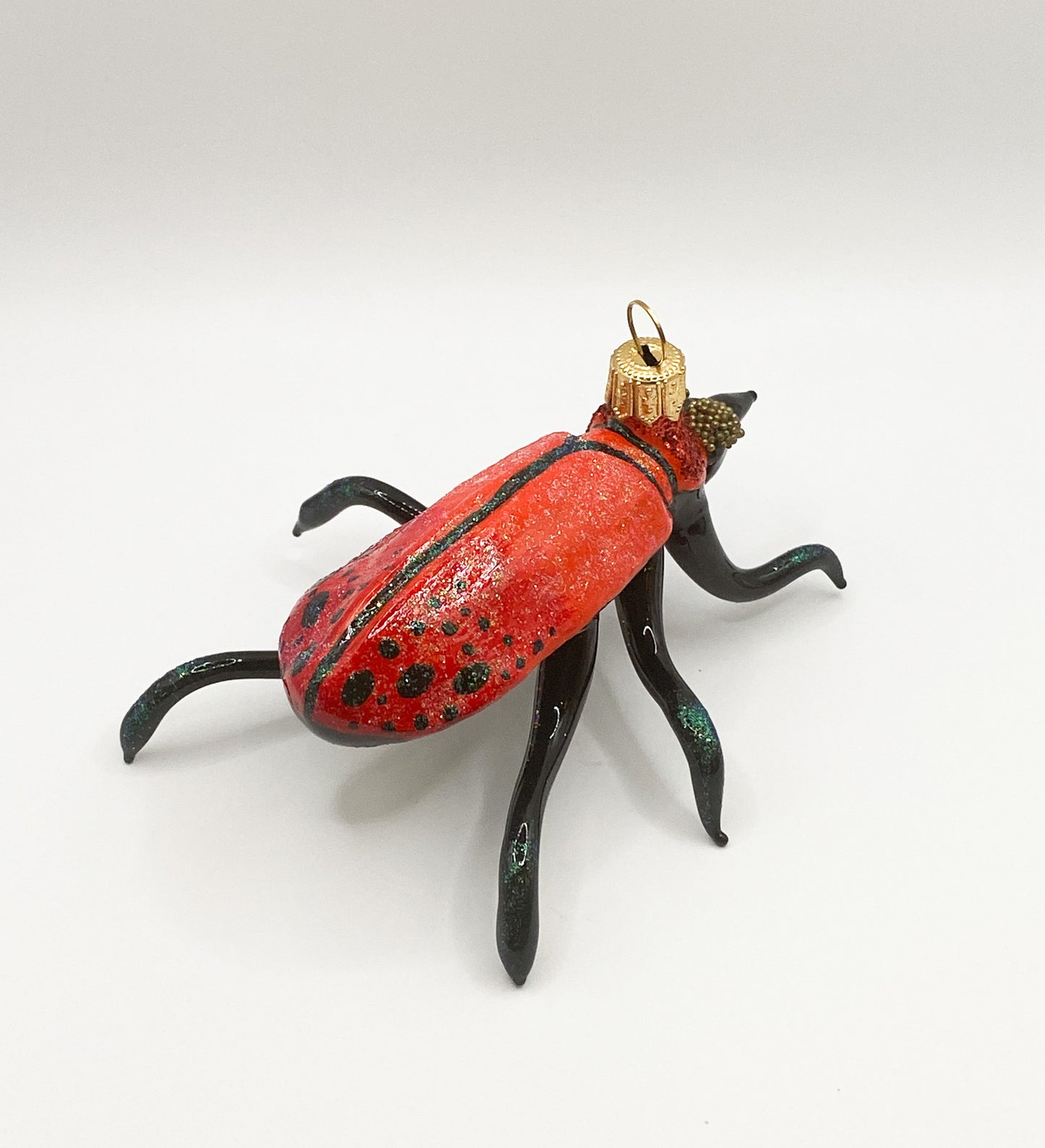 Roter Käfer mit feinen Tupfen