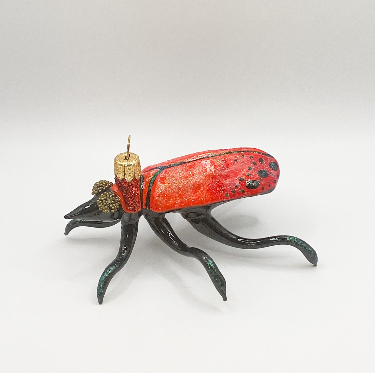 Roter Käfer mit feinen Tupfen