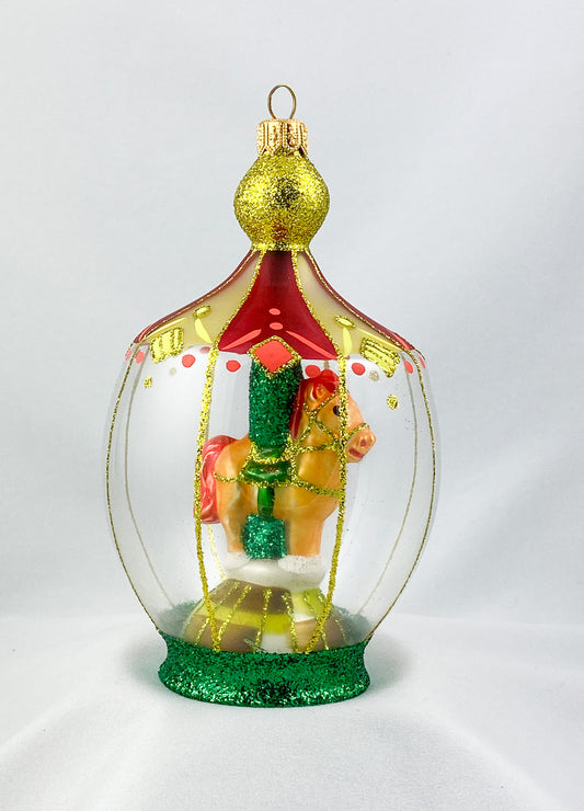 Karussell-Pferdchen im Zirkuszelt