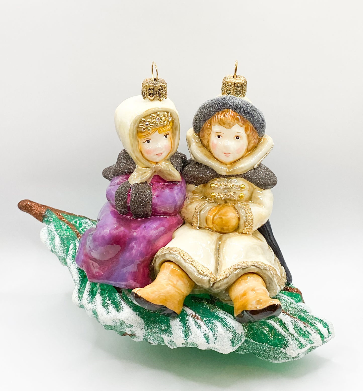 Die Kinder im Wintergewand haben es sich auf dem Tannenast gemütlich gemacht, AtlasArt