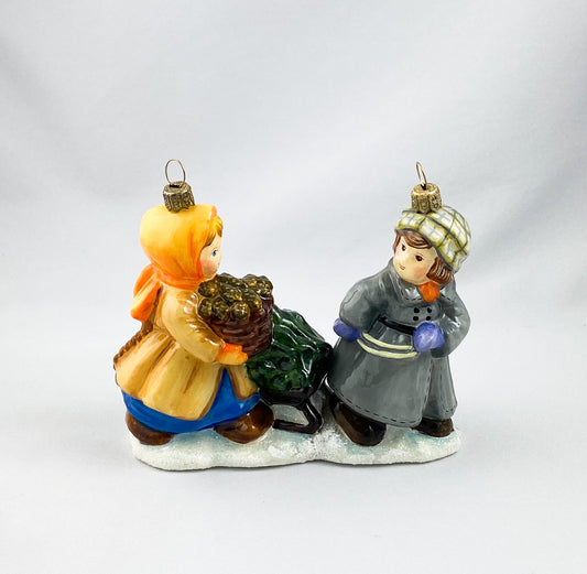 Das Mädchen und der Junge holen den Weihnachtsbaum mit dem Schlitten aus dem Wald, AtlasArt
