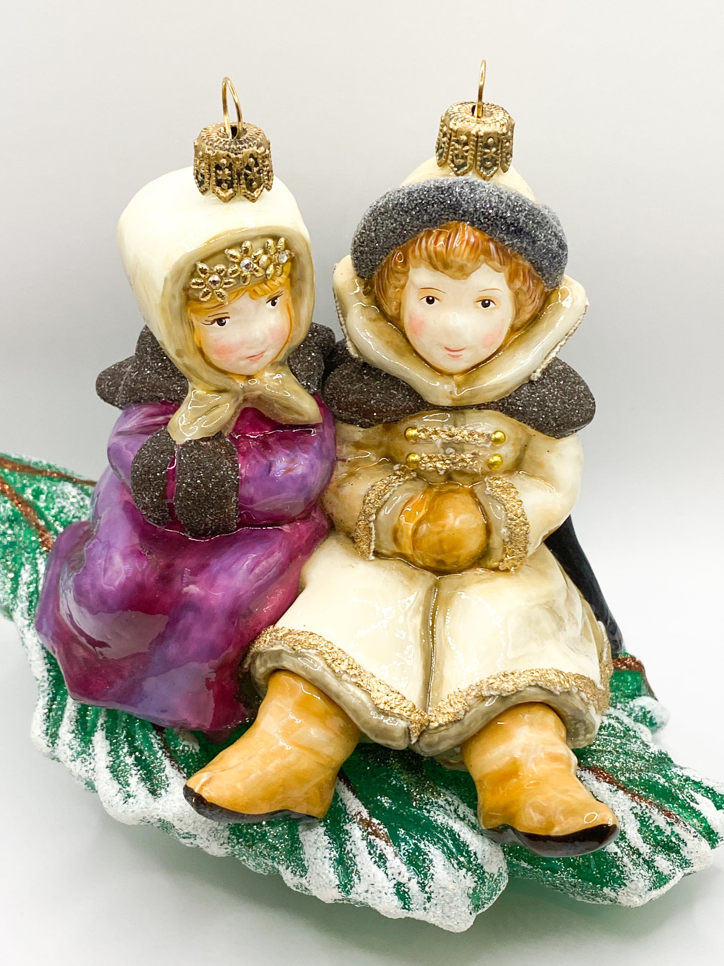 Die Kinder im Wintergewand haben es sich auf dem Tannenast gemütlich gemacht, AtlasArt