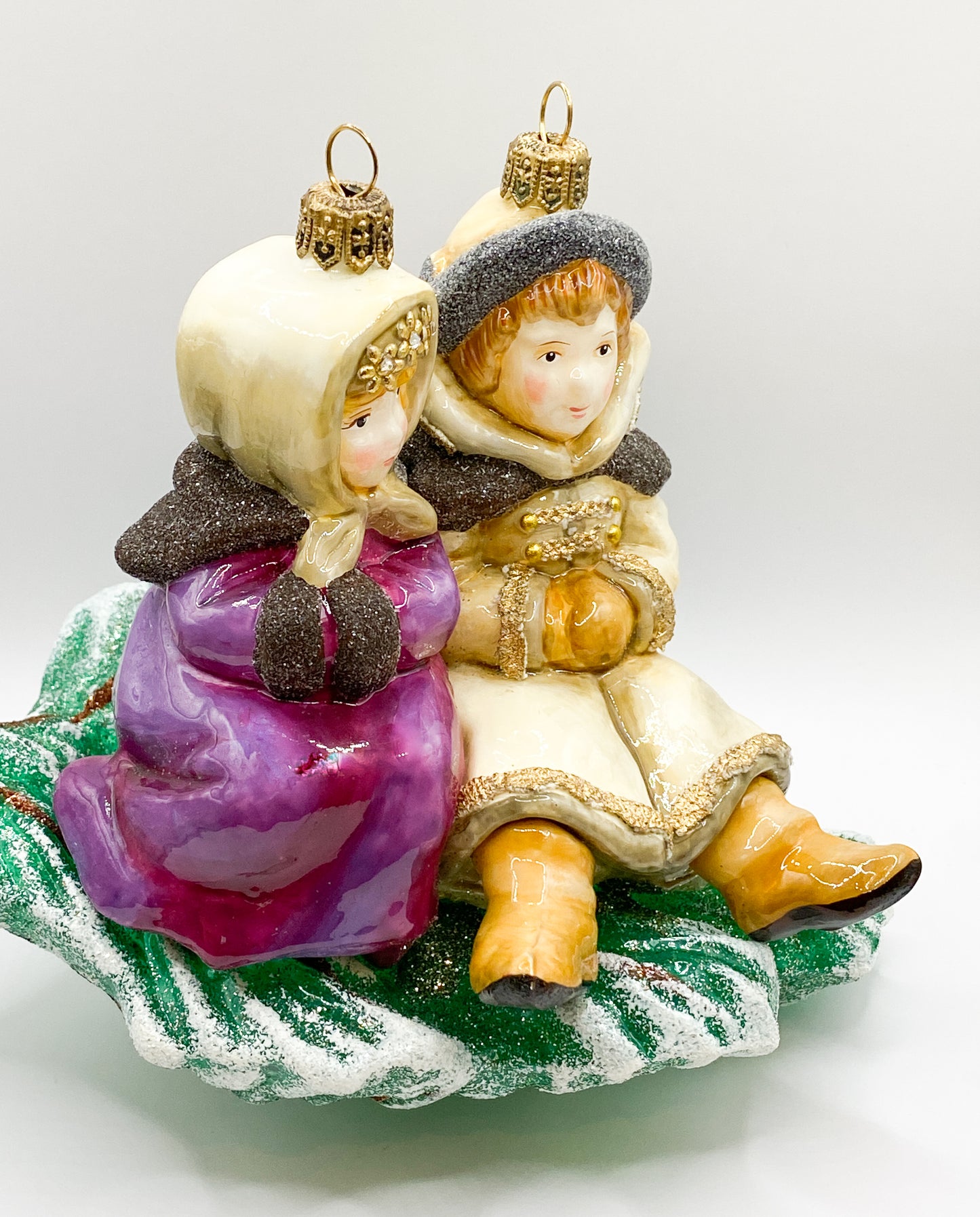 Die Kinder im Wintergewand haben es sich auf dem Tannenast gemütlich gemacht, AtlasArt