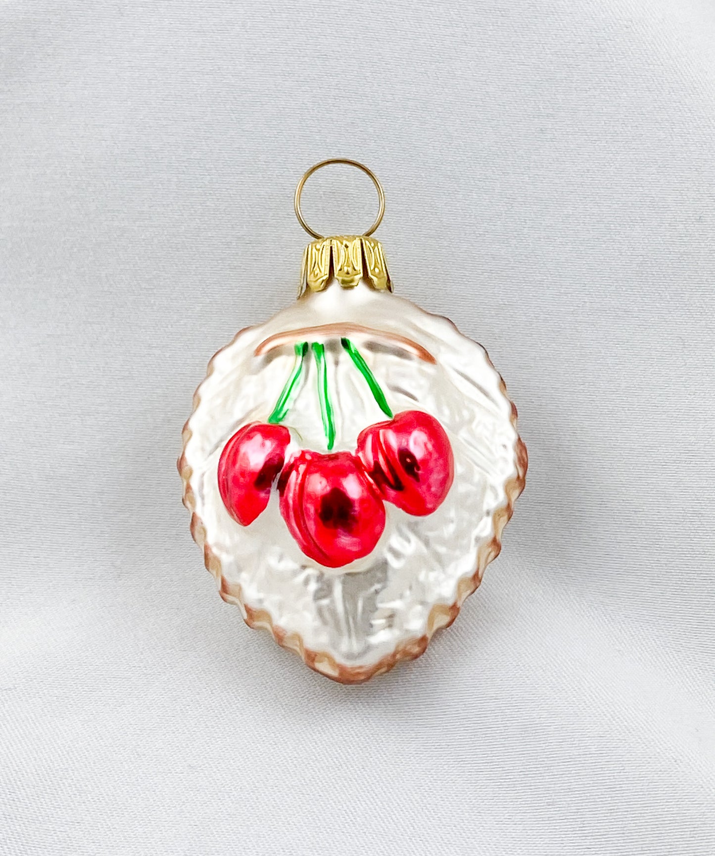 Blatt mit drei Kirschen