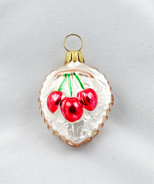 Blatt mit drei Kirschen