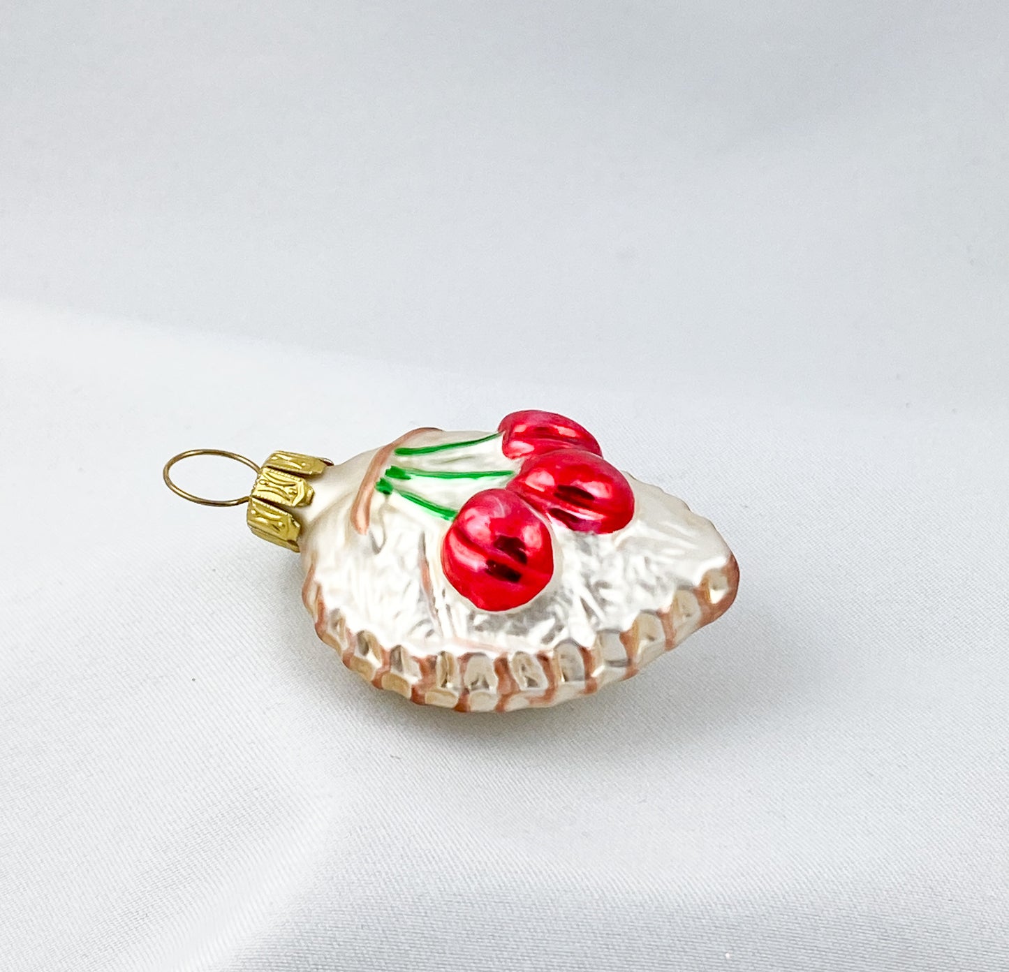 Blatt mit drei Kirschen