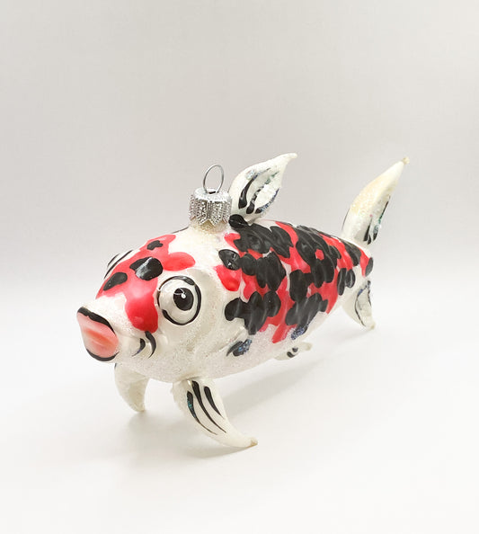 Koi mit roten und schwarzen Punkten