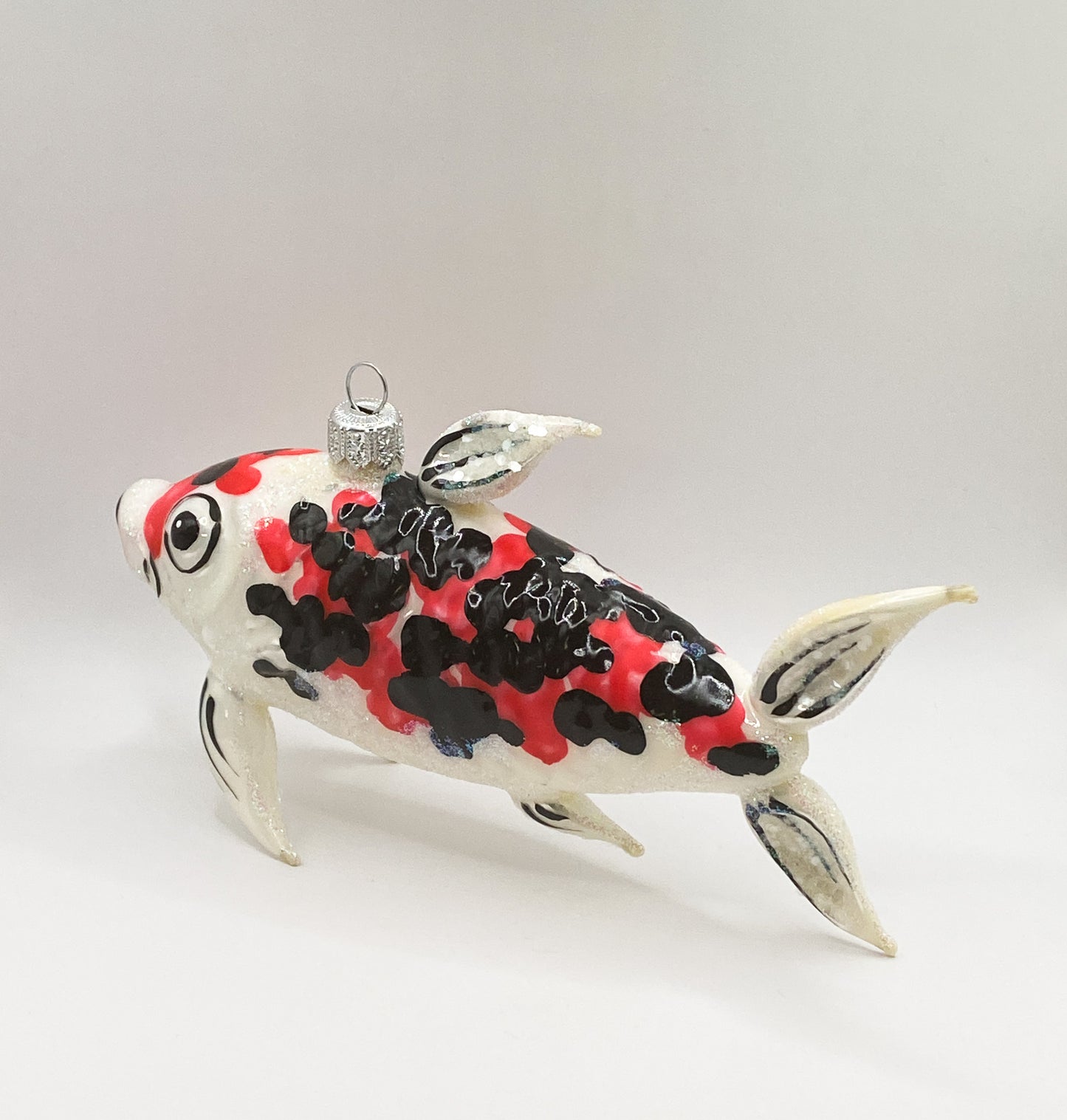 Koi mit roten und schwarzen Punkten