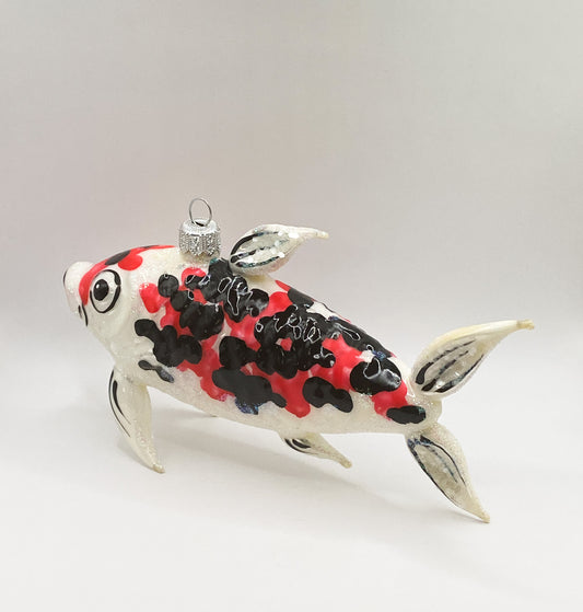 Koi mit roten und schwarzen Punkten