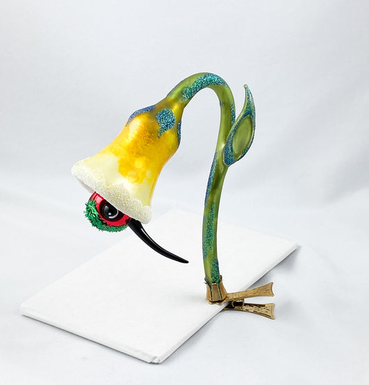 Kolibri sitzt in der grossen Blüte