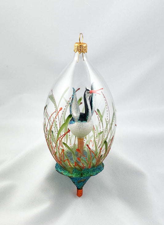 Kranich mit rotem Schnabel