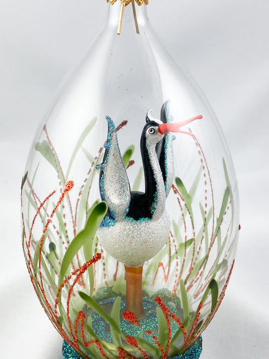 Kranich mit rotem Schnabel