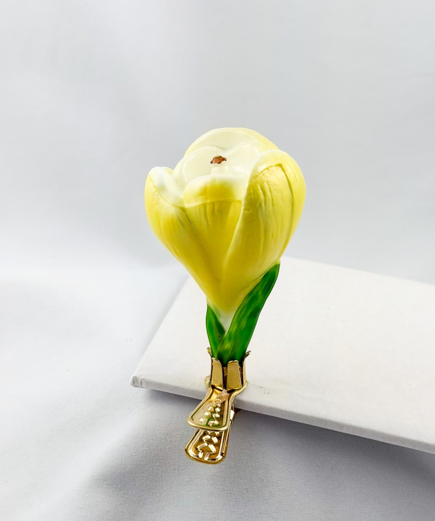 Krokusblüte gelb am Clip