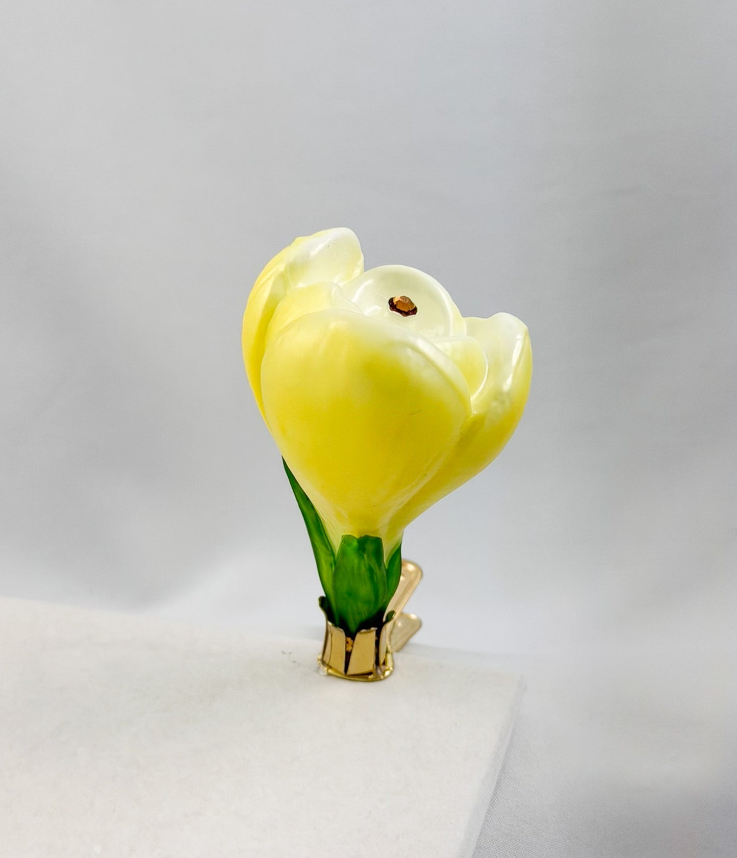 Krokusblüte gelb am Clip