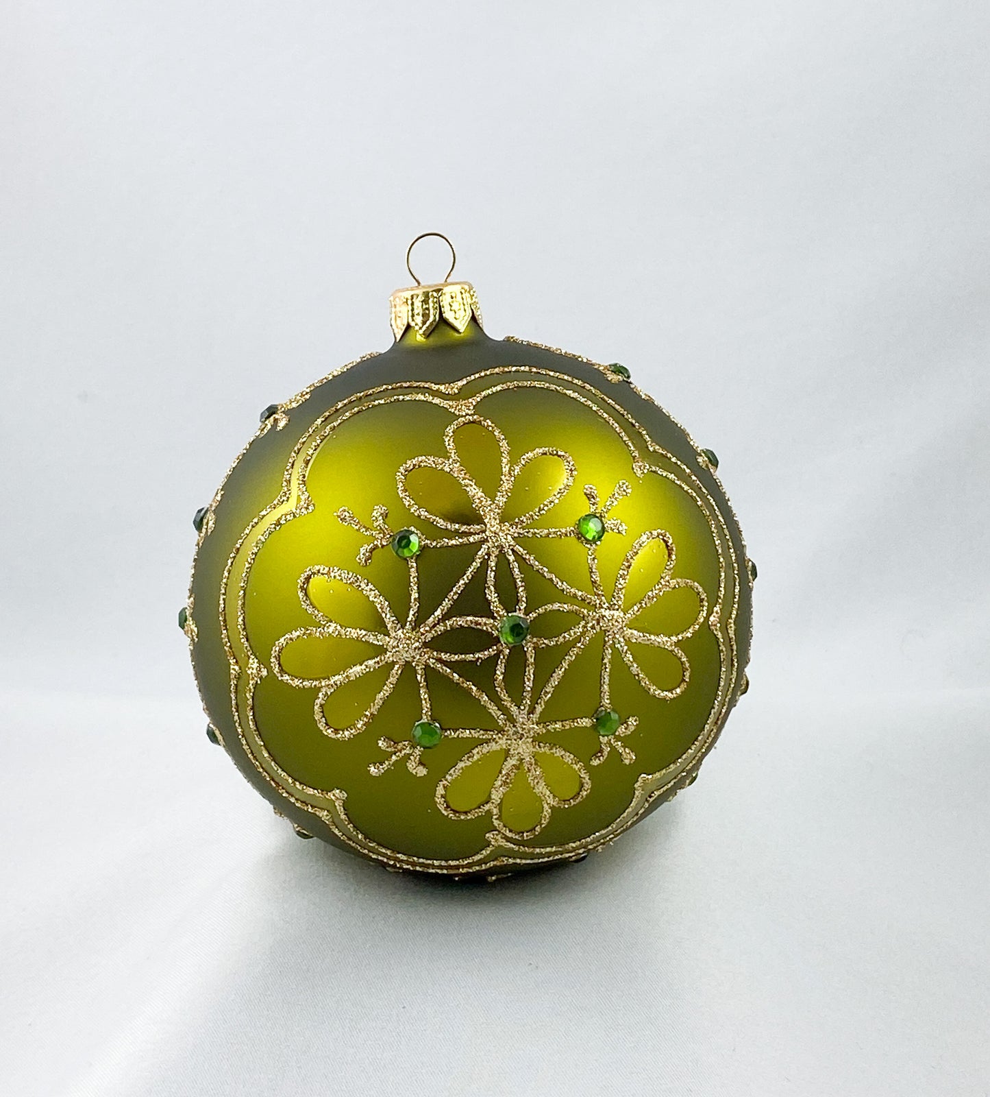 Kugel olivgrün matt, mit stilisiertem Blumendekor