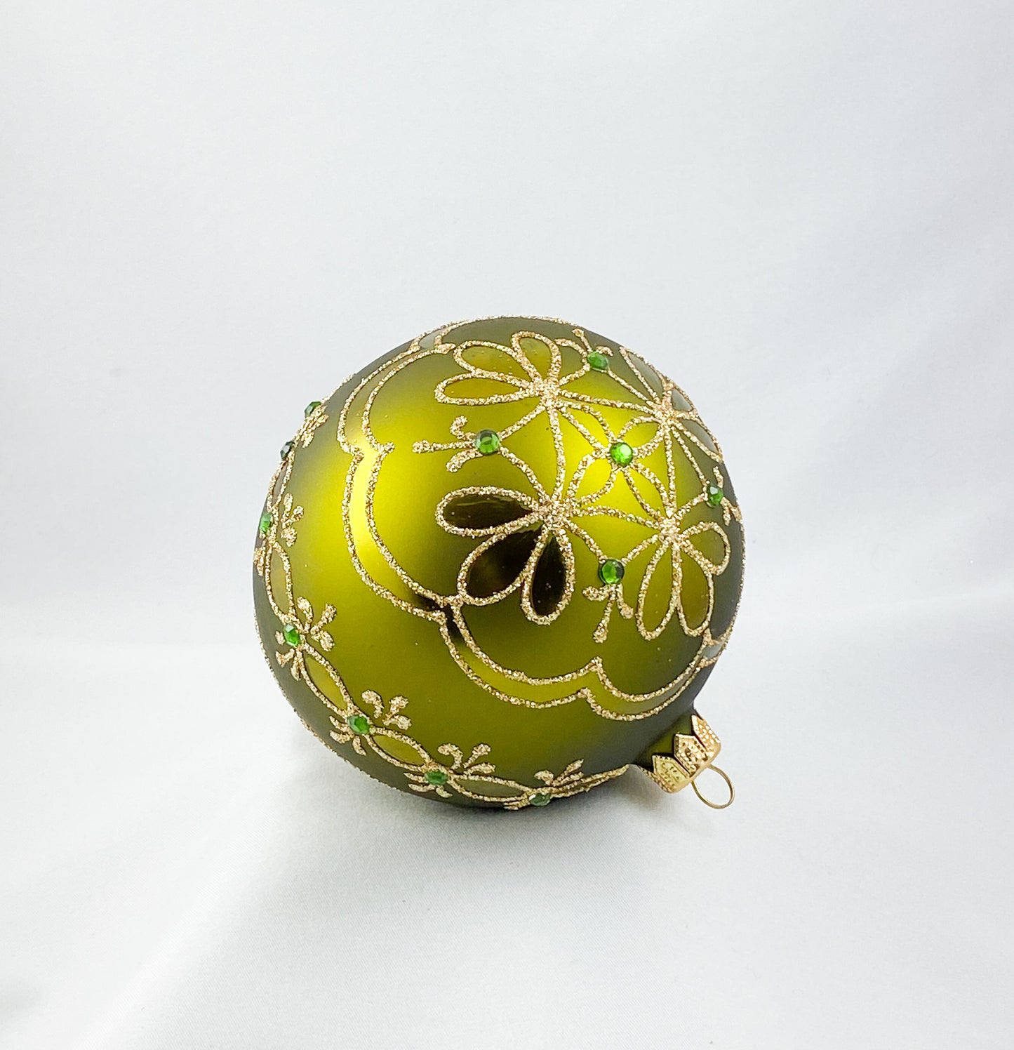 Kugel olivgrün matt, mit stilisiertem Blumendekor