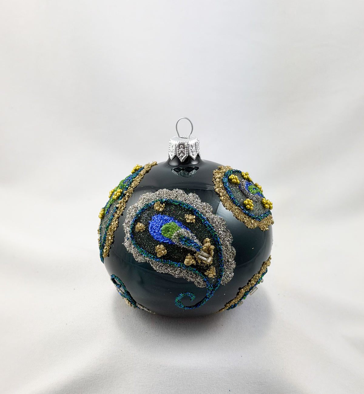 Kugel blau mit Blättern im Pfauenfeder-Motiv gold und silber umrahmt