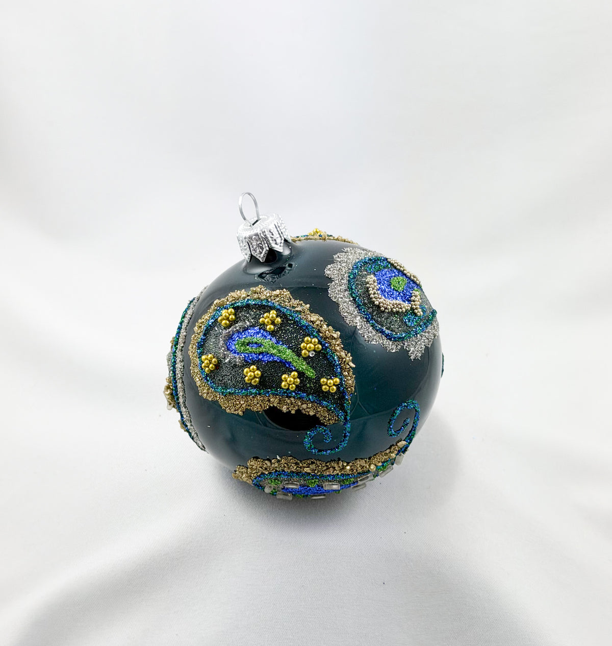 Kugel blau mit Blättern im Pfauenfeder-Motiv gold und silber umrahmt