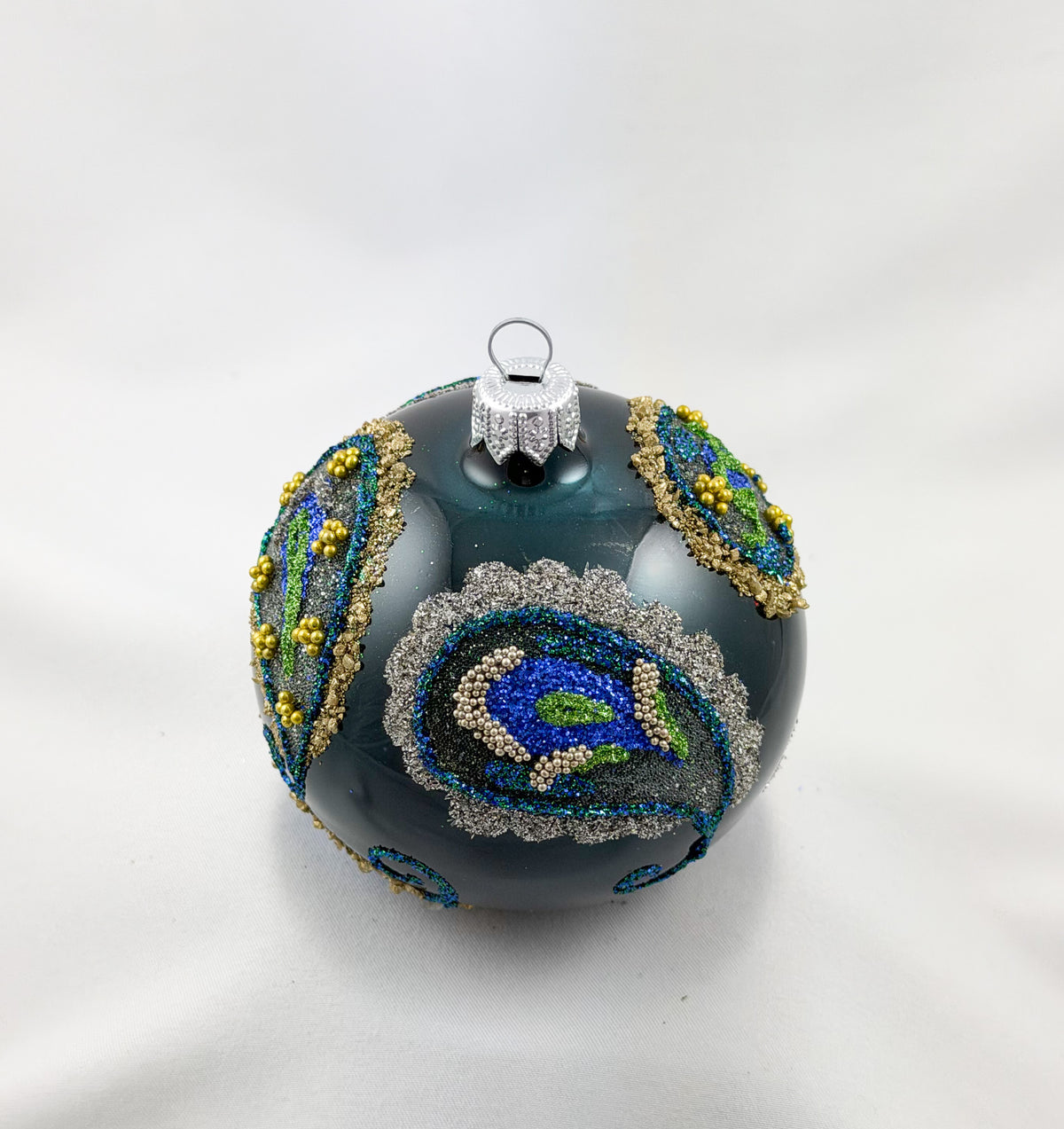 Kugel blau mit Blättern im Pfauenfeder-Motiv gold und silber umrahmt