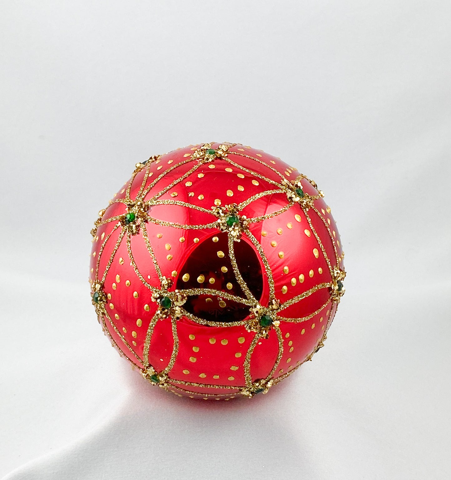 Kugel rot glanz mit grünen Steinen