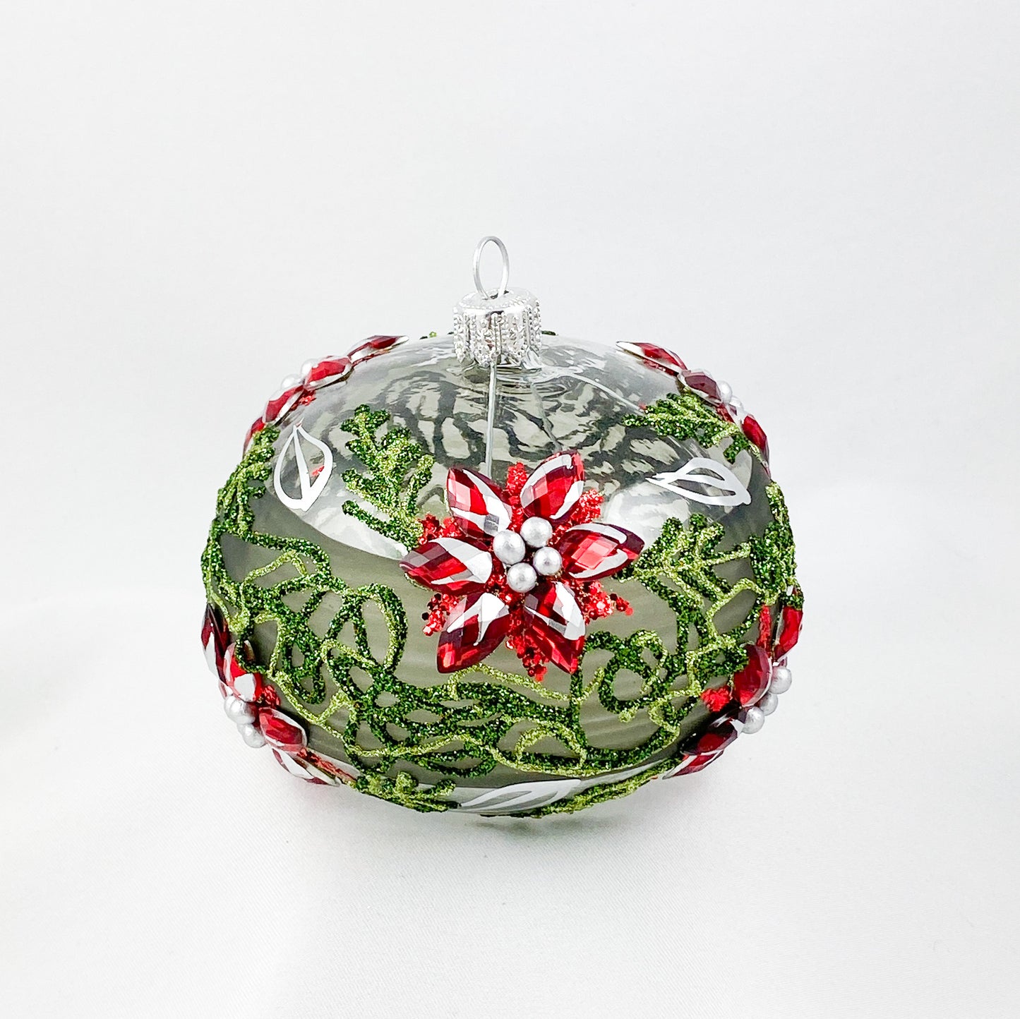 Transparente Kugel mit Blätterdekor und roten Blüten