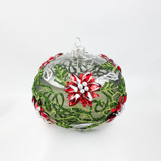 Transparente Kugel mit Blätterdekor und roten Blüten