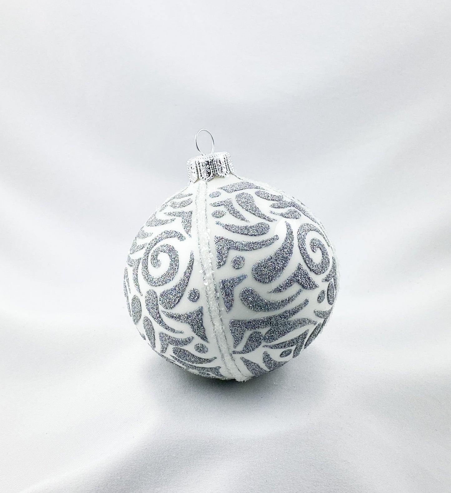 Kugel weiss mit dichtem irisierendem Silber-Dekor