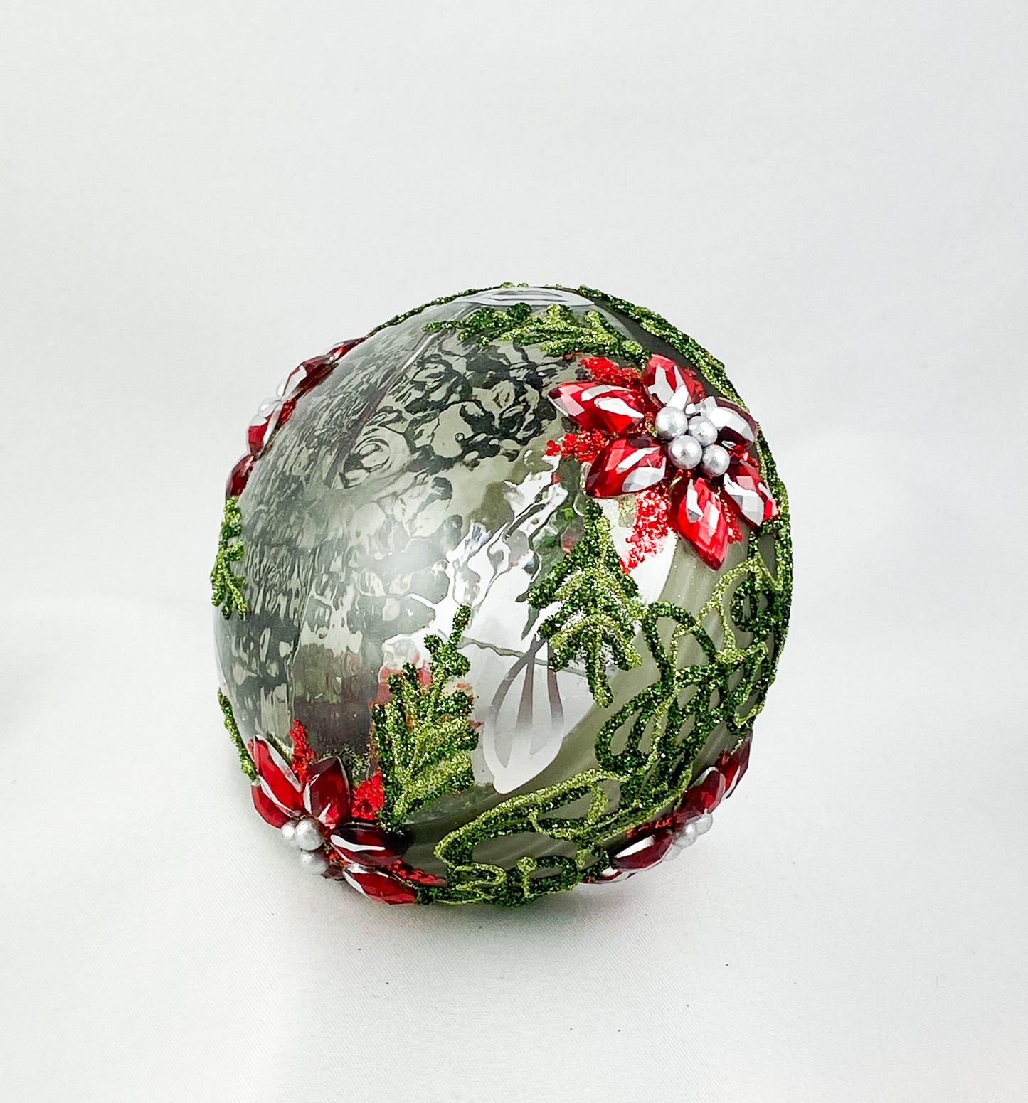 Transparente Kugel mit Blätterdekor und roten Blüten