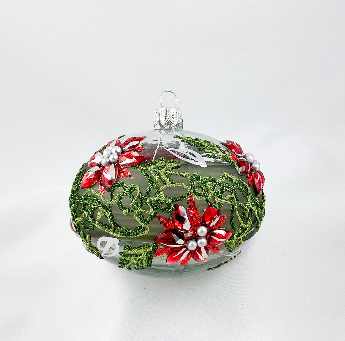 Transparente Kugel mit Blätterdekor und roten Blüten