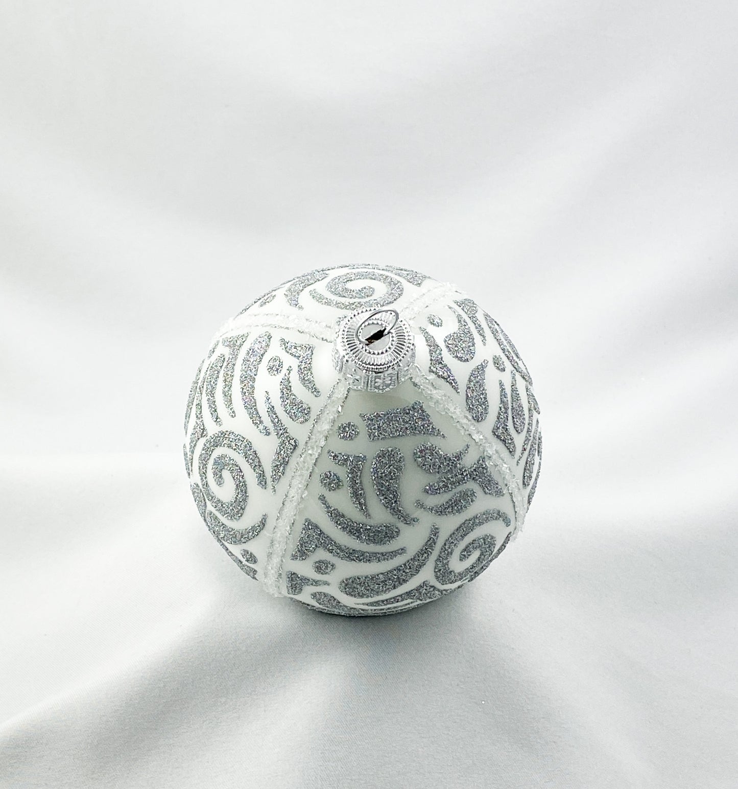 Kugel weiss mit dichtem irisierendem Silber-Dekor