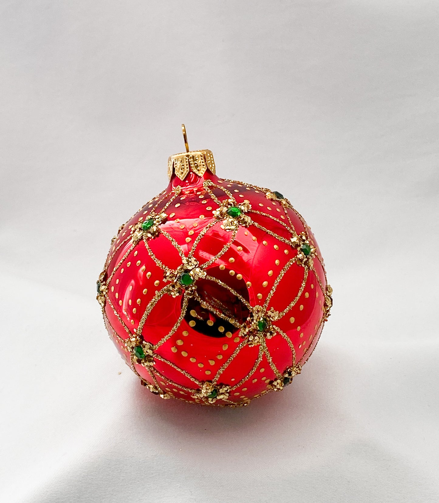 Kugel rot glanz mit grünen Steinen
