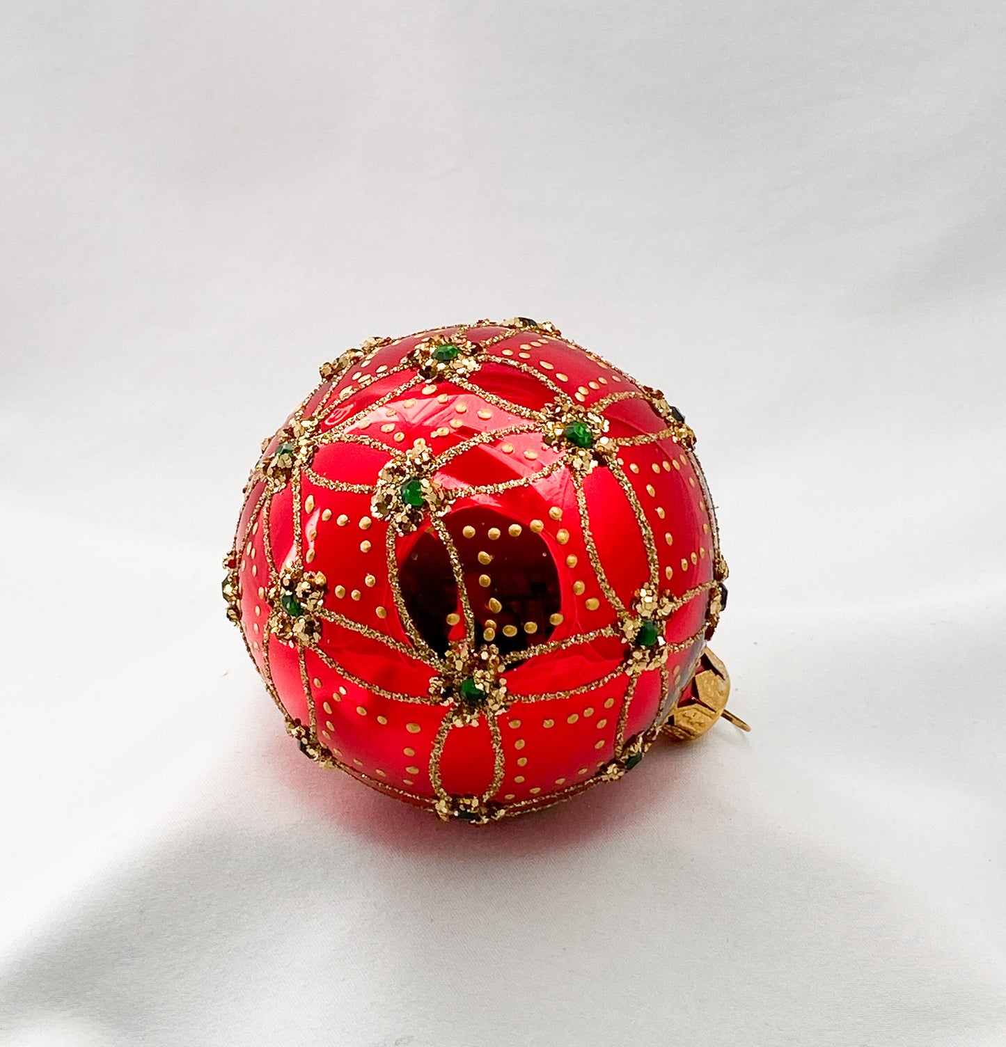 Kugel rot glanz mit grünen Steinen