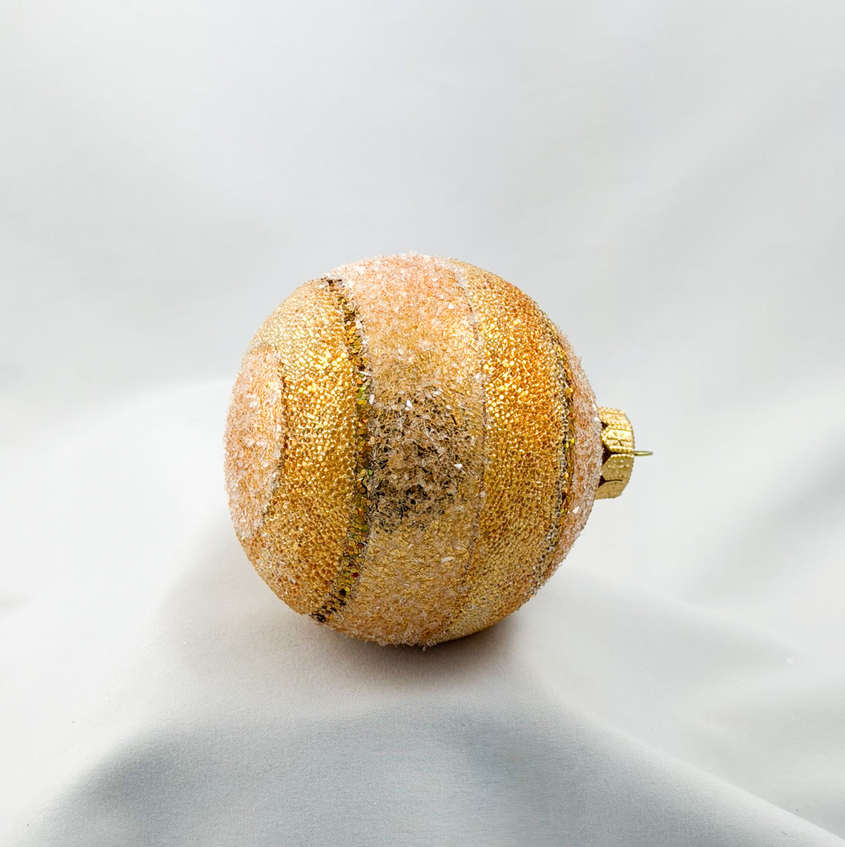 Kugel mit goldenem Glitzer-Dekor