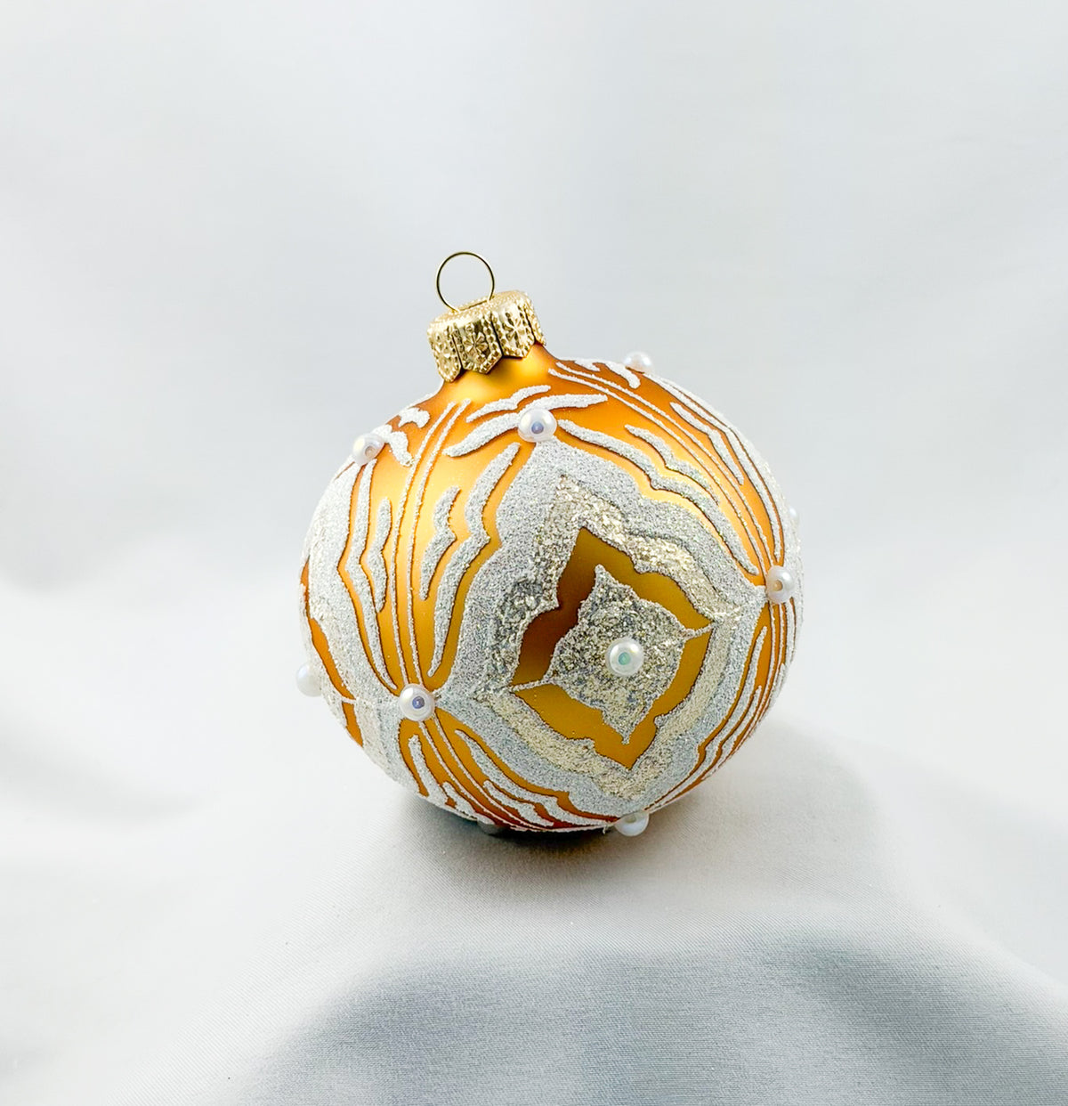 Kugel Gold glanz mit weissem Dekor und goldenen Schmucksteinen