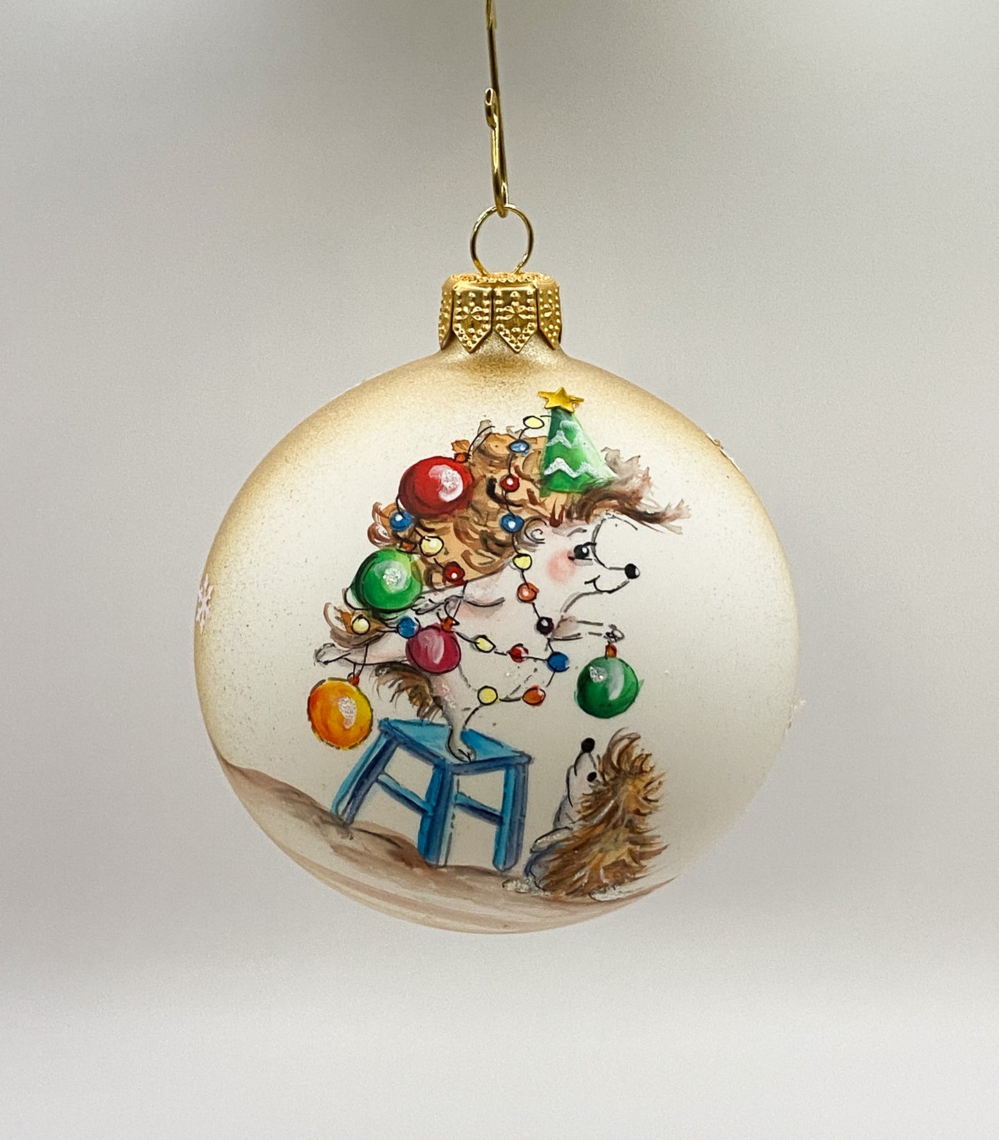 Ball Mama hedgehog shows the little hedgehog the Christmas tree balls