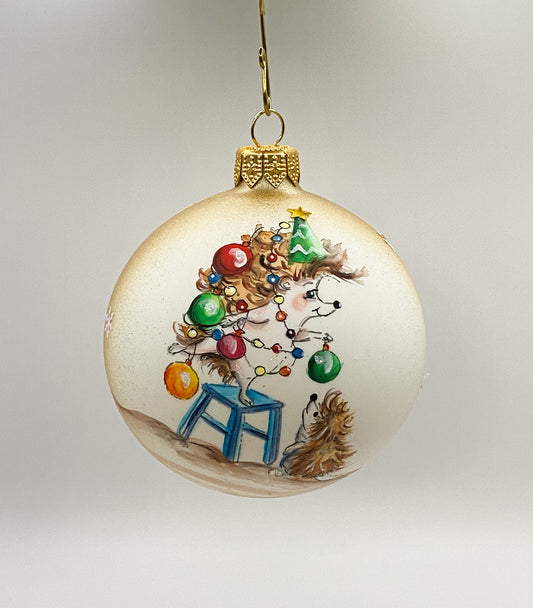 Kugel Mama Igel zeigt dem kleinen Igel die Christbaumkugeln