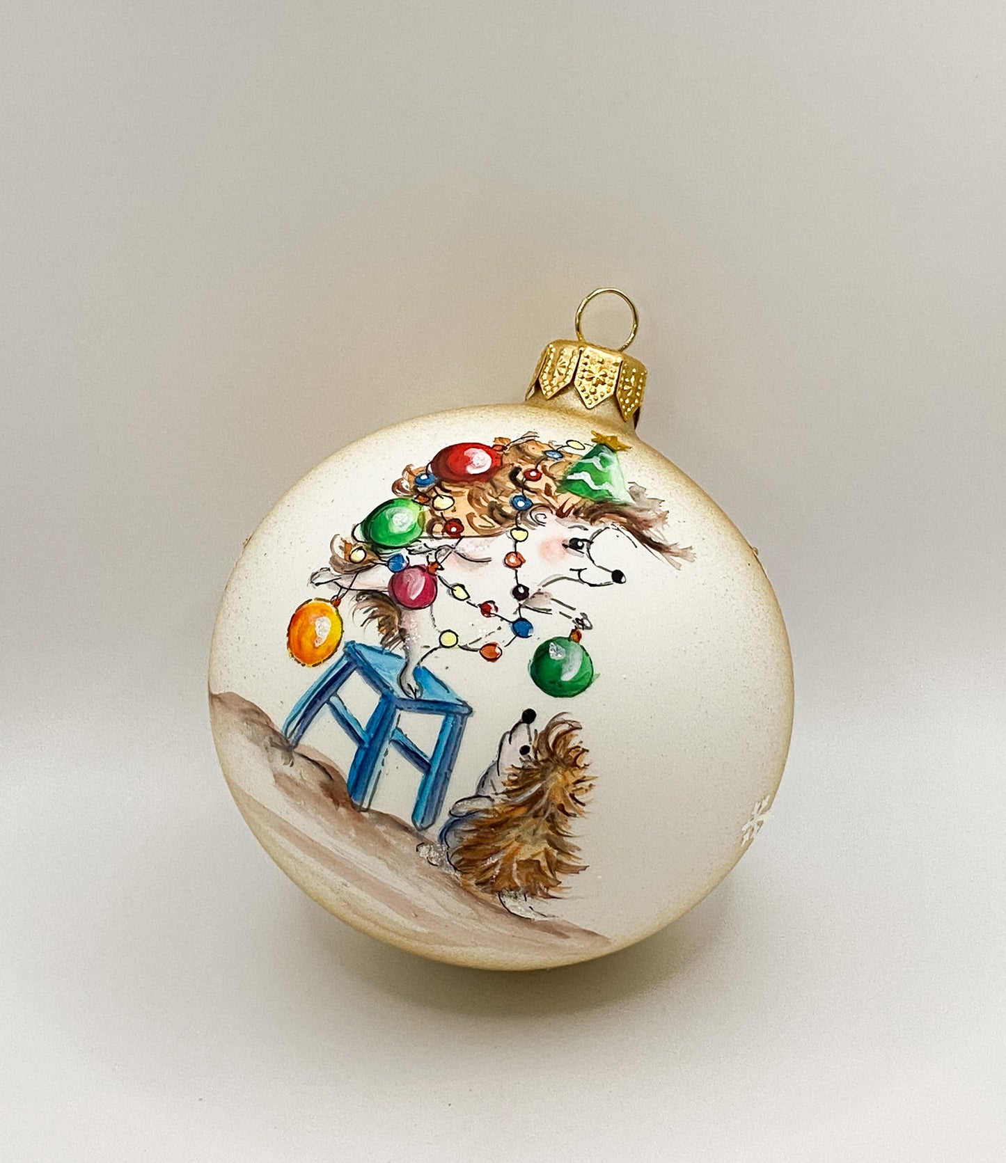 Ball Mama hedgehog shows the little hedgehog the Christmas tree balls