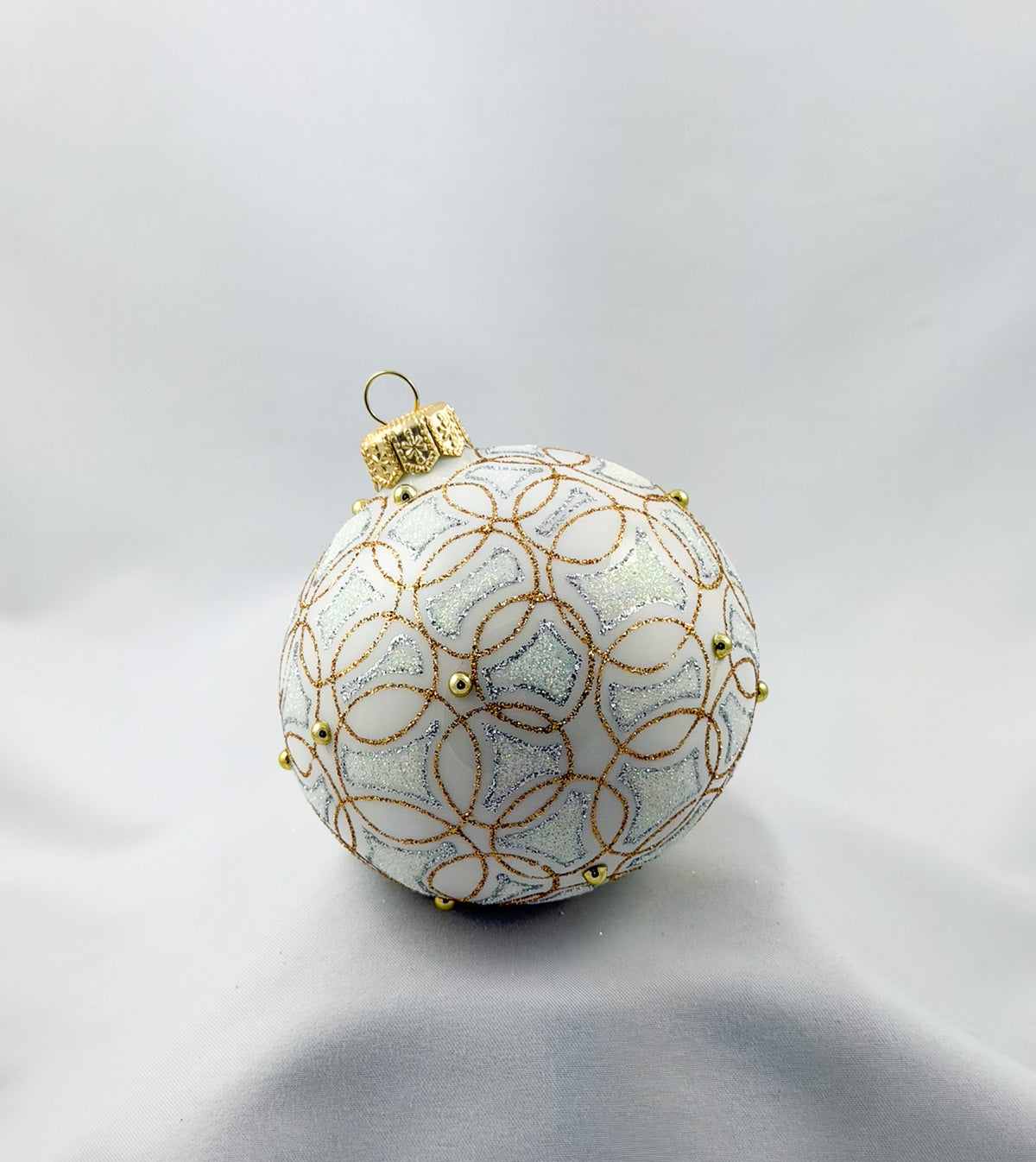 Kugel weiss mit feinem Gold und Silber Dekor