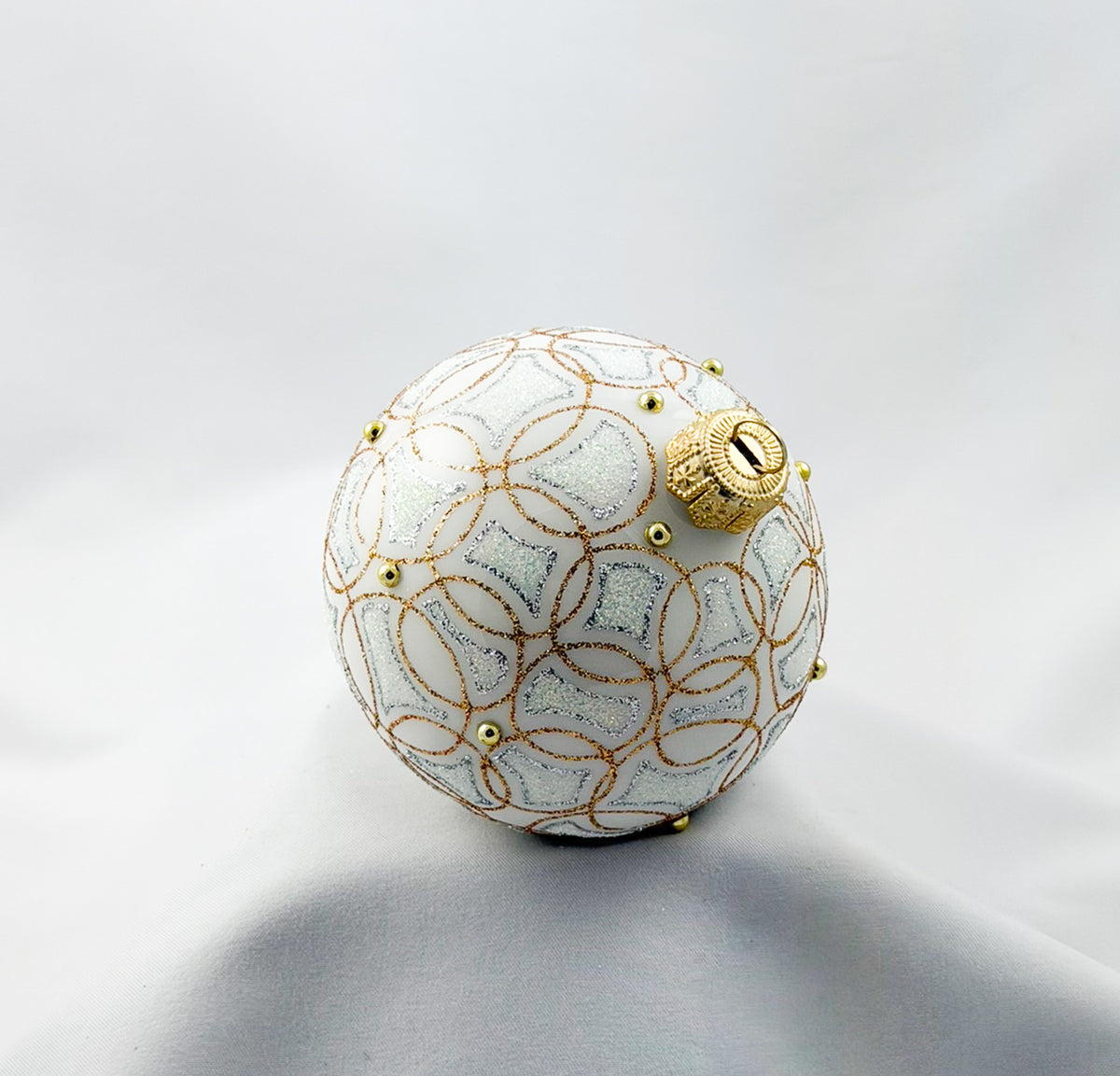 Kugel weiss mit feinem Gold und Silber Dekor