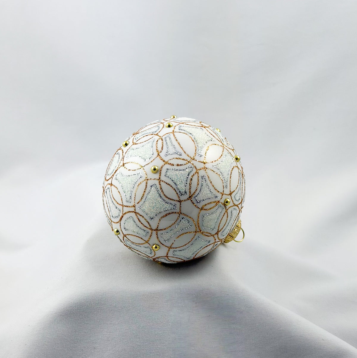 Kugel weiss mit feinem Gold und Silber Dekor