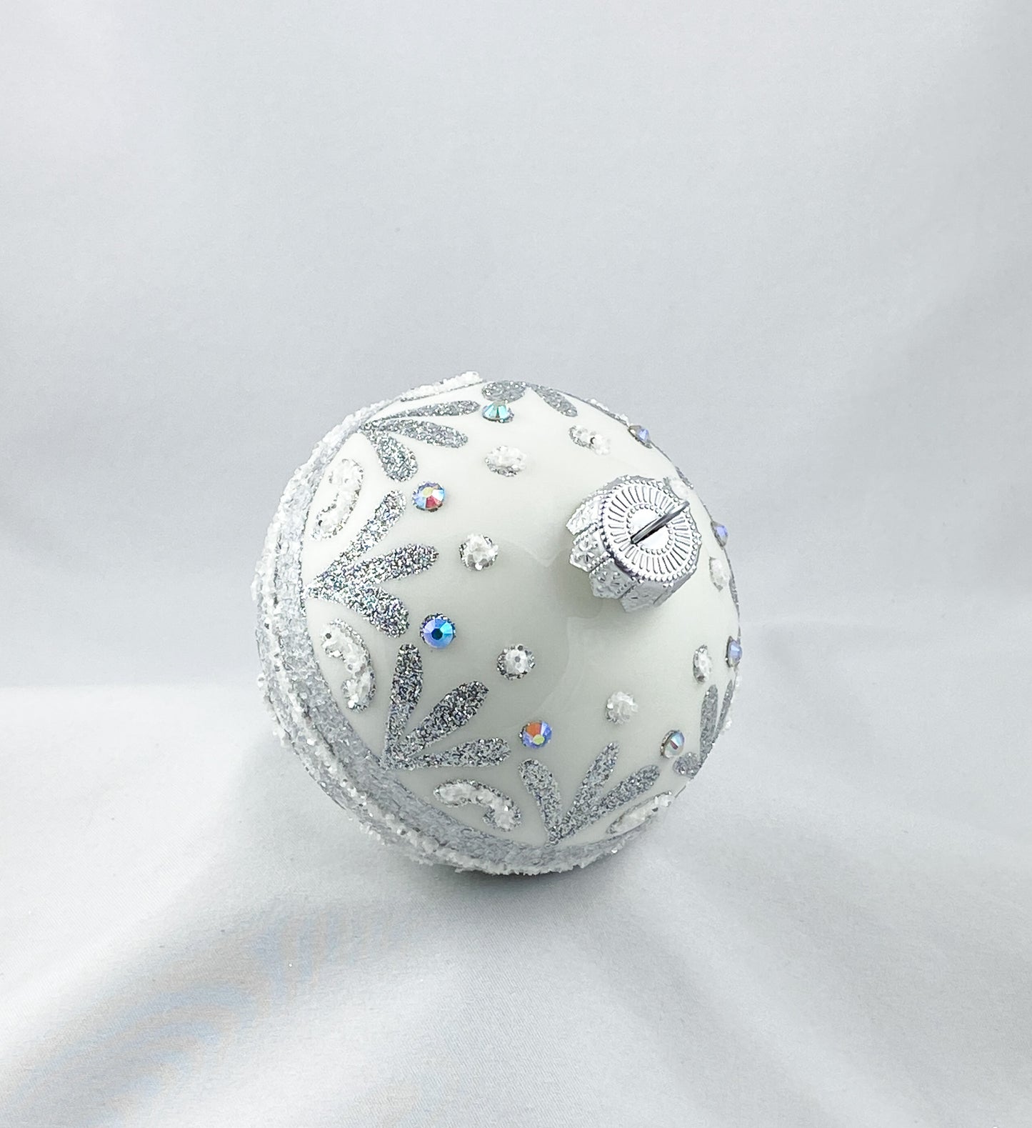 Kugel weiss mit stilisierten Blättern und Rocaille-Motiv