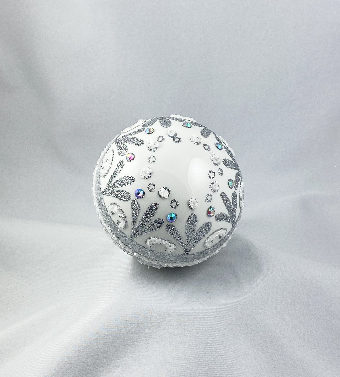 Kugel weiss mit stilisierten Blättern und Rocaille-Motiv