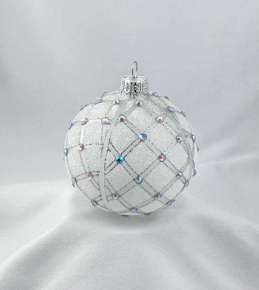 Kugel weiss transparent mit geometrischem Muster und irisierenden Schmucksteinen