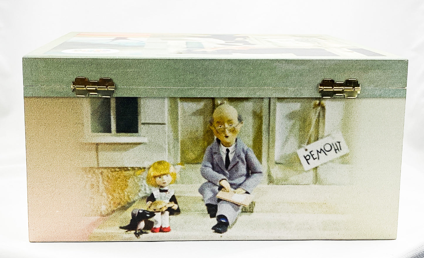 Chapeau-Chlaque, old woman, and rat Lariska, in wooden box, AtlasArt