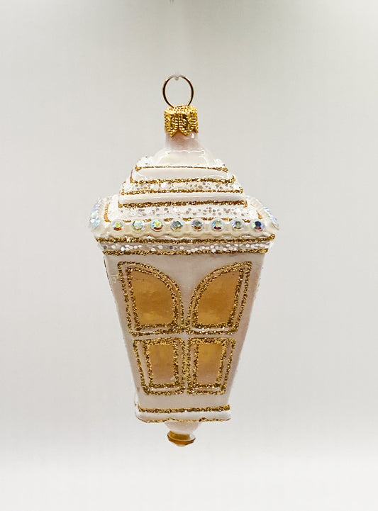 Weisse Laterne mit Glitzer-Schmucksteinen