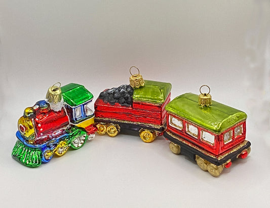 Kleine bunte Lokomotive mit Kohlewagen und Wagon