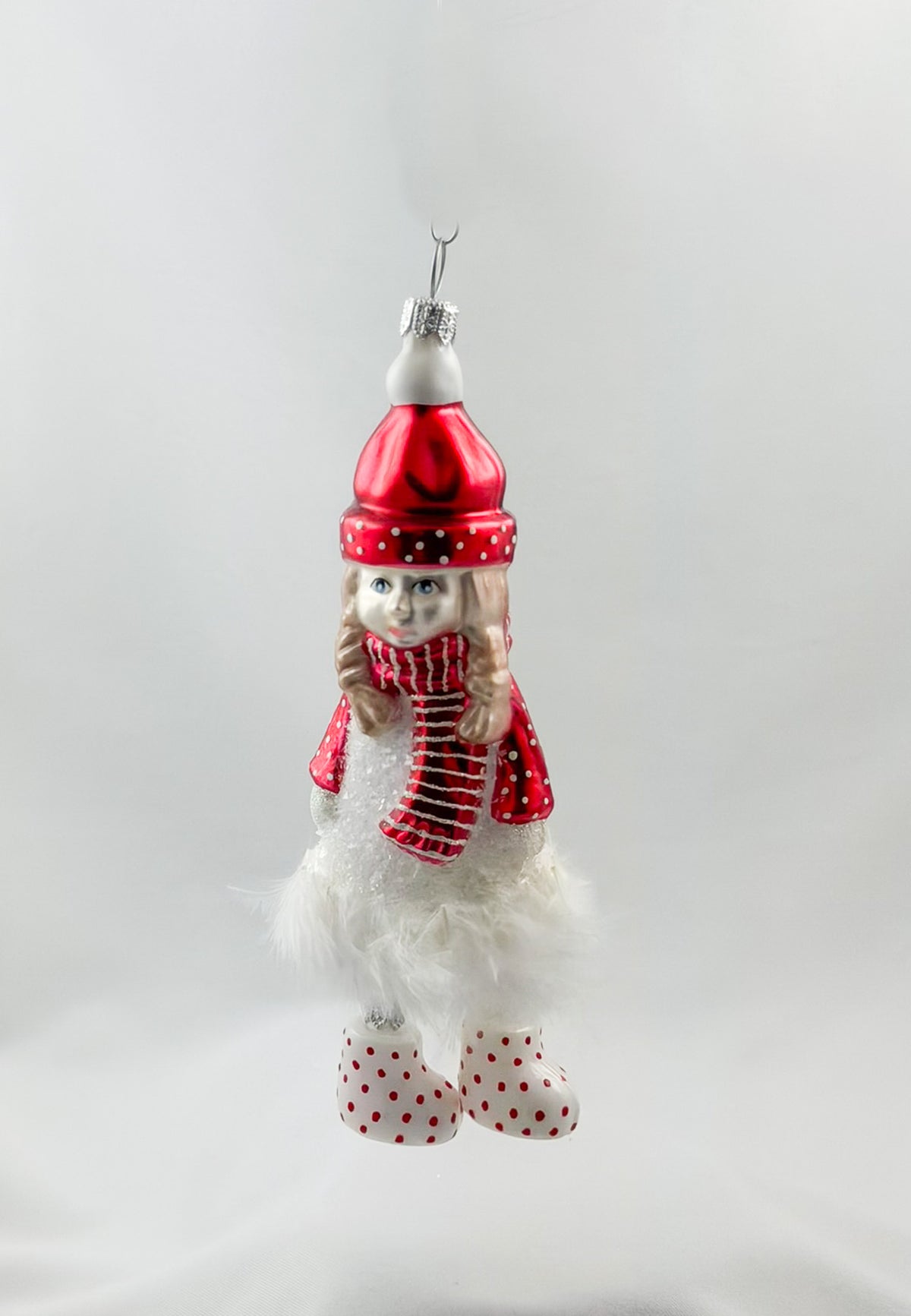 Mädchen im weissen Feder-Kleidchen